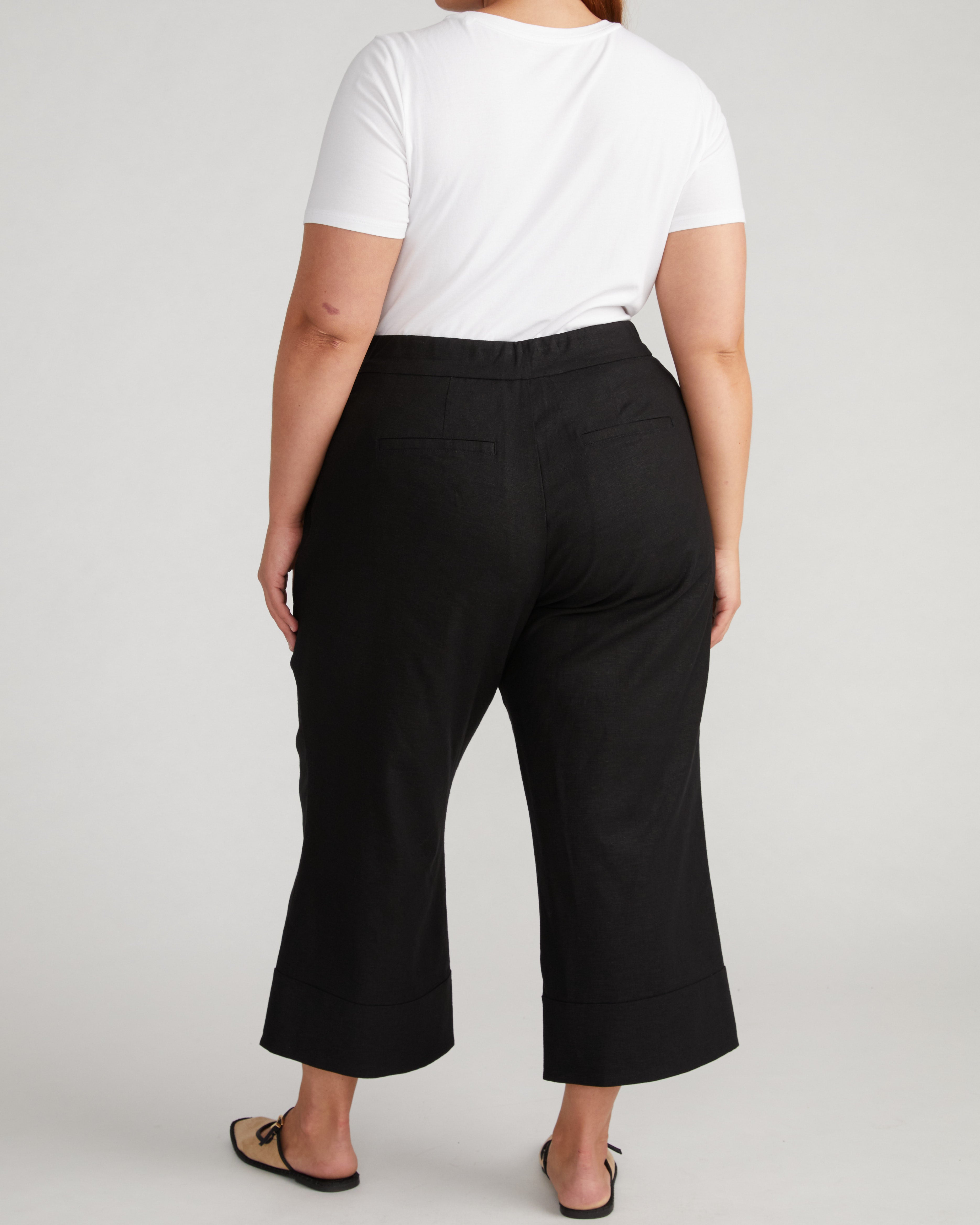 Courtyard Linen Capris - Black